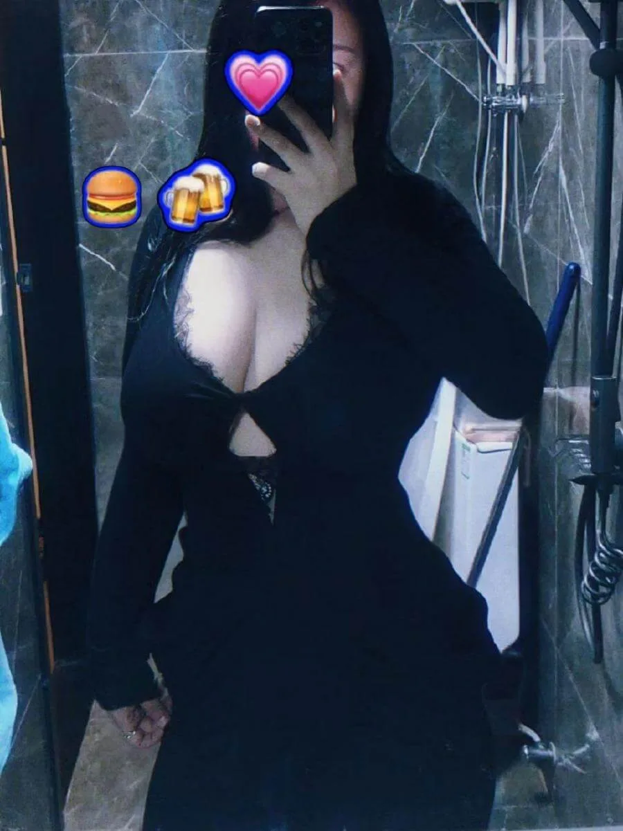 刀鱼炖酸菜女士：高冷御姐风写真Coser个人资料、代表作与资源指南（2025最新）