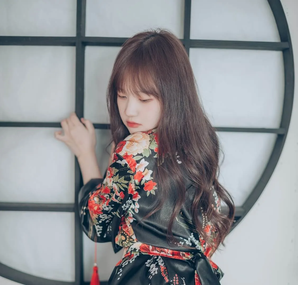 Sia（시아）个人简介｜高级性感身材线条与棚拍光影写真风格解析