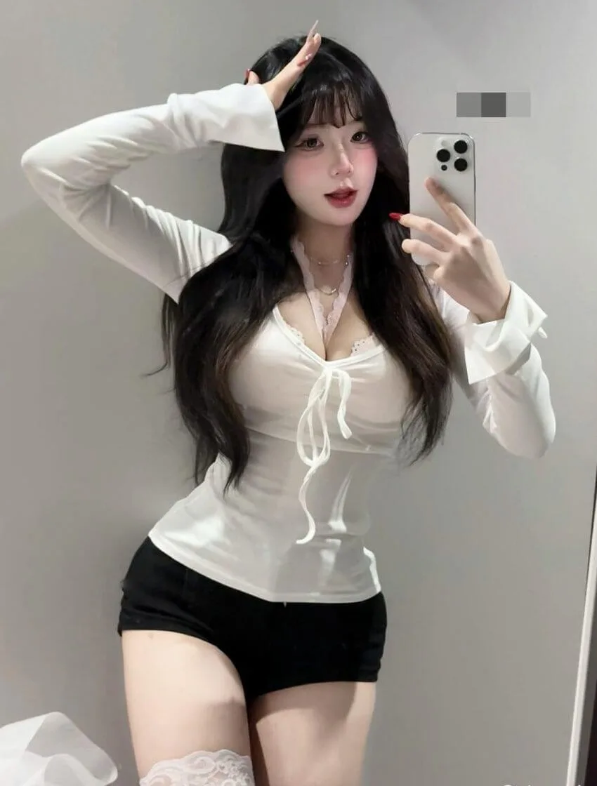 charmingsn个人简介|抖音77783730782|甜系氛围穿搭与居家写真风格解析