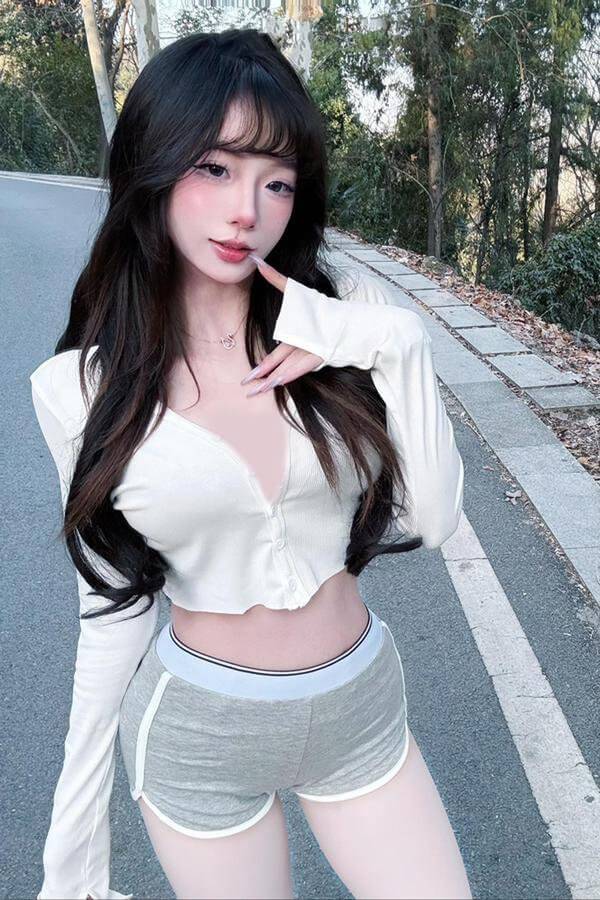 charmingsn个人简介|抖音77783730782|甜系氛围穿搭与居家写真风格解析