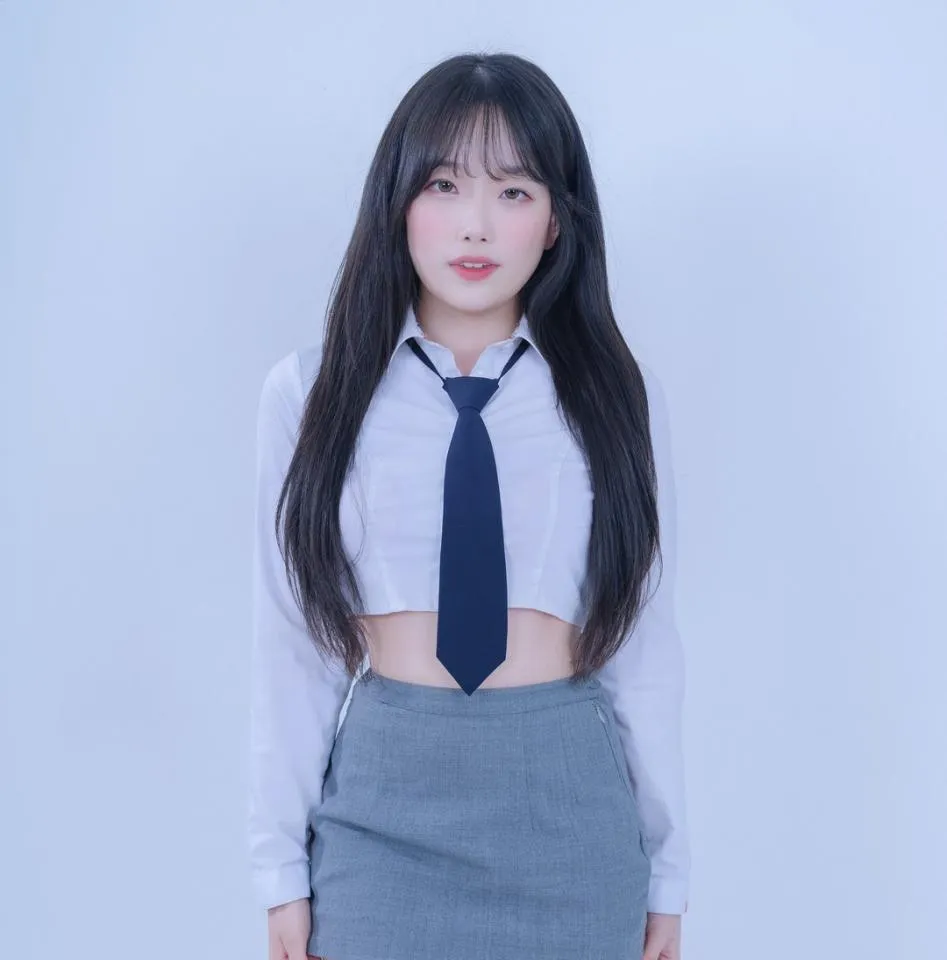 GlamARchive个人资料｜极简棚拍与制服情绪表达风格解析
