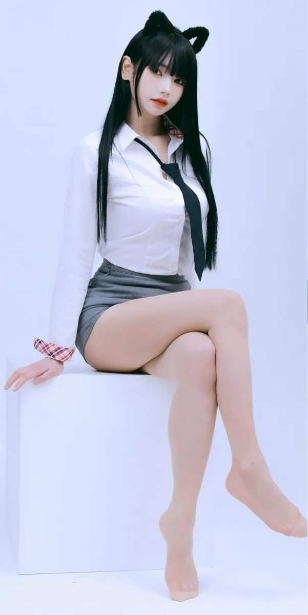 GlamARchive个人资料｜极简棚拍与制服情绪表达风格解析