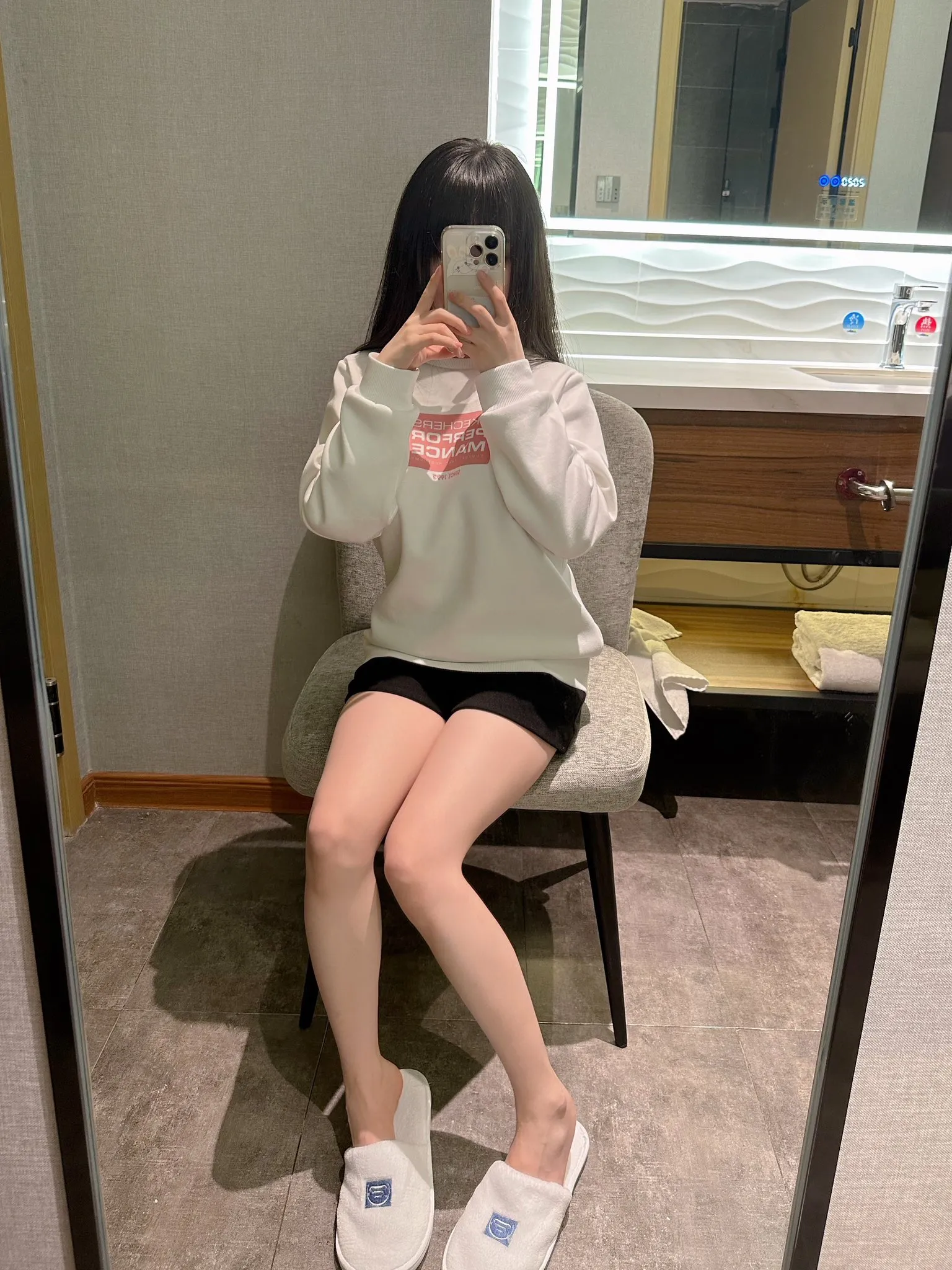瑶瑶今天又失眠了（cc白桃少女）写真合集与作品风格解析