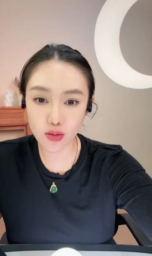 王兔兔写真合集：抖音红人轻熟线条风作品整理