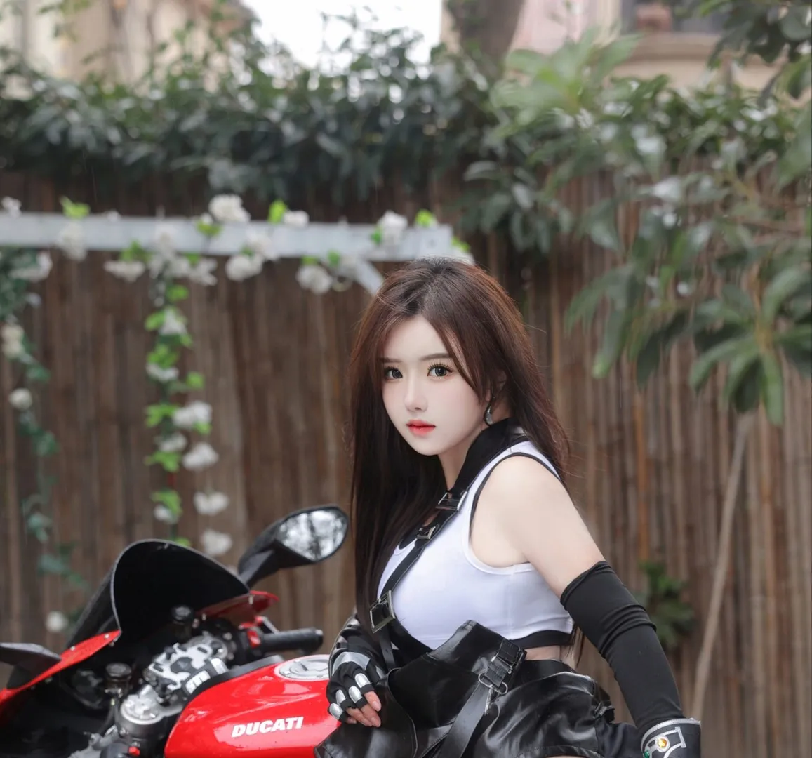 小薯条nienie写真作品合集｜运动、机车与自然风人像摄影解析